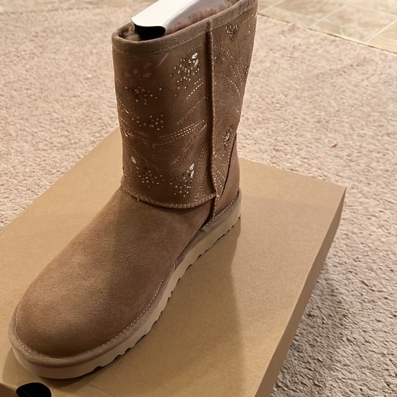 UGG® Beachwood & Goldtone Burst Classic
Short Suede Boot - Picture 6 of 11